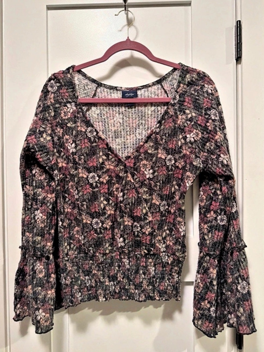 Daytrip Floral Bell Sleeve V Neck Top Women’s M